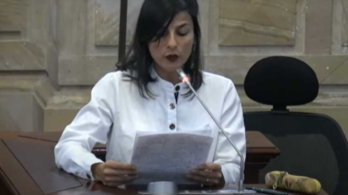 Photo of Otra salida en falso: Ministra de Minas llegó a leer al Congreso y está prohibido