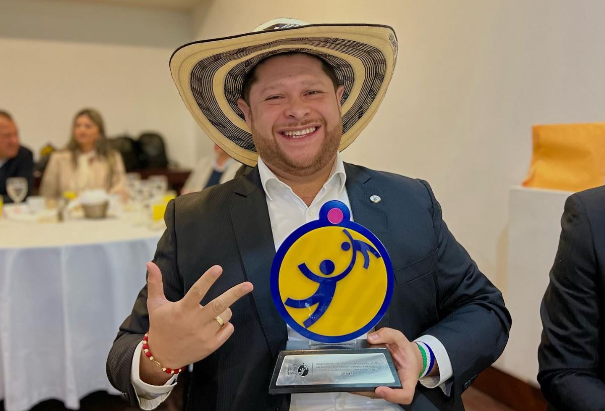 Photo of Reconocen compromiso del gobernador de Córdoba con la niñez