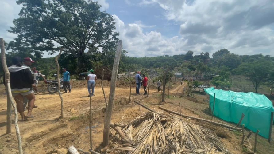 Photo of Estudiantes y profesores de colegio agrícola en Lorica exigen desalojo de predios invadidos