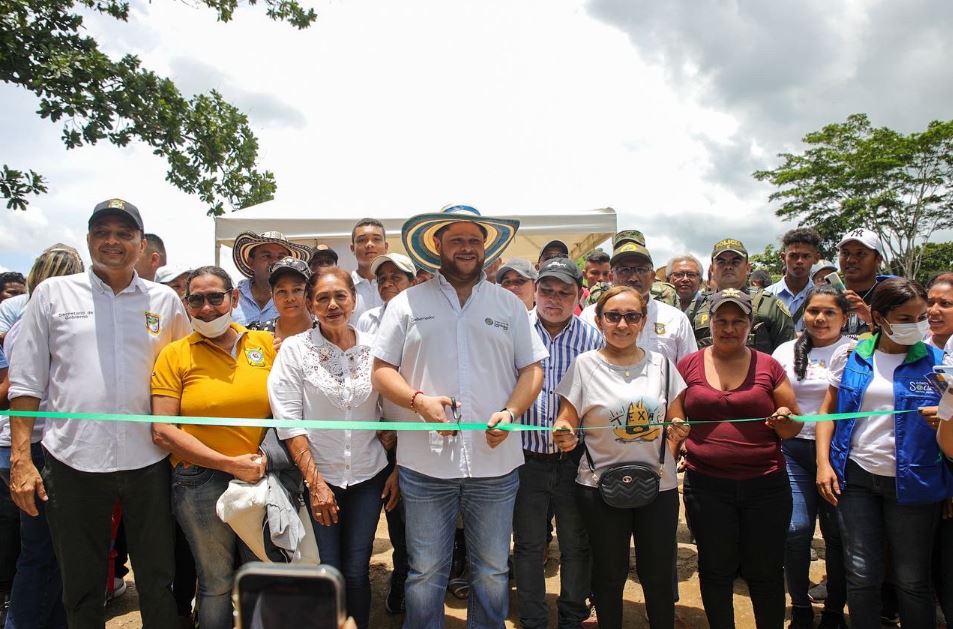 Photo of Gobernador de Córdoba entregó puente en Centro Alegre, Planeta Rica