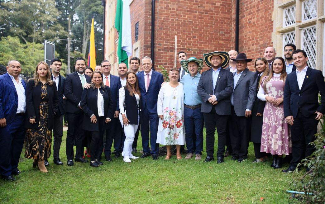 Photo of Antioquia y Córdoba socializaron con sus bancadas parlamentarias la RAP de la Paz, la Vida y la Noviolencia