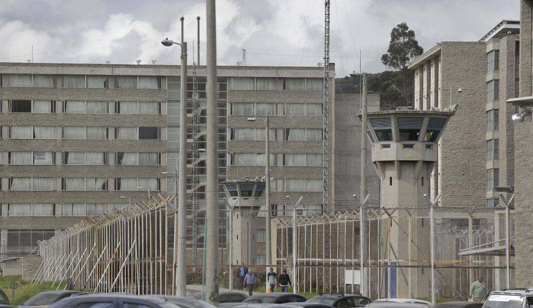 Photo of Gobierno destituyó al director de La Picota tras hallar licor y celulares en celdas