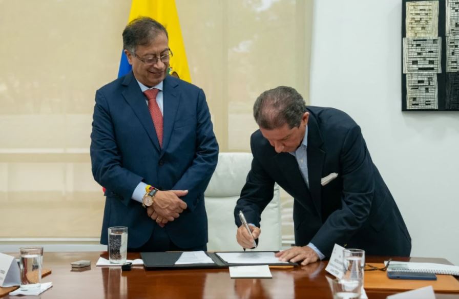 Photo of Petro y Fedegán firman acuerdo para compra de hasta tres millones de hectáreas en la reforma agraria