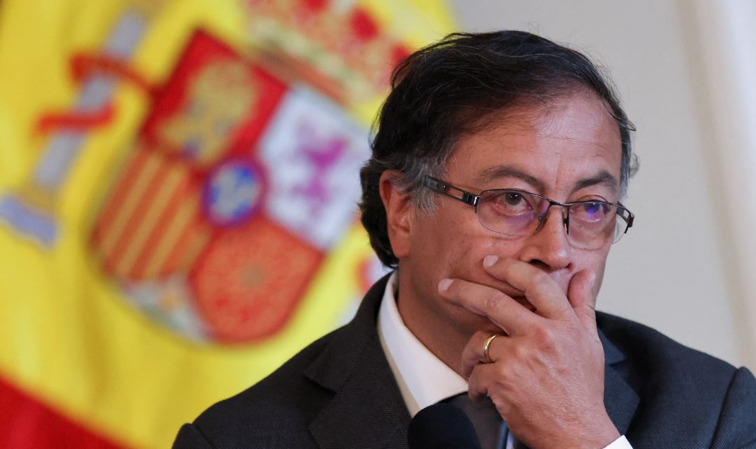 Photo of ¿Se acabó la luna de miel? Desaprobación de Petro subió 10 puntos, según encuesta de Invamer