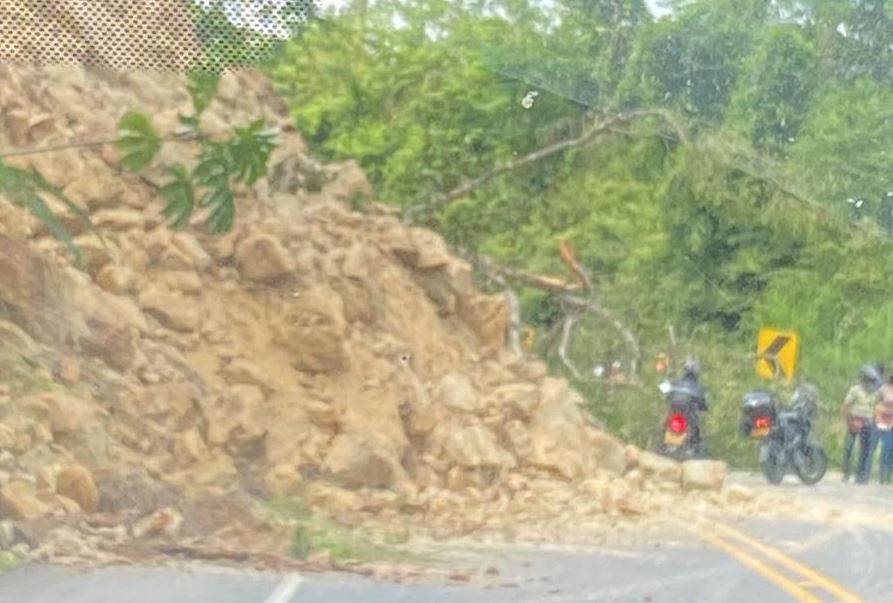Photo of Derrumbe bloqueó la vía Planeta Rica – Montería