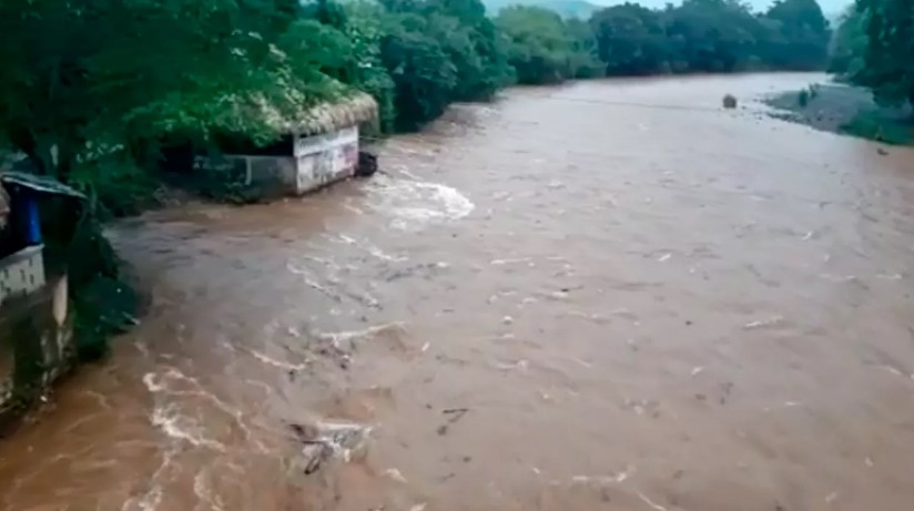 Photo of Advierten riesgo de colapso de viviendas en la ribera de la quebrada de Uré
