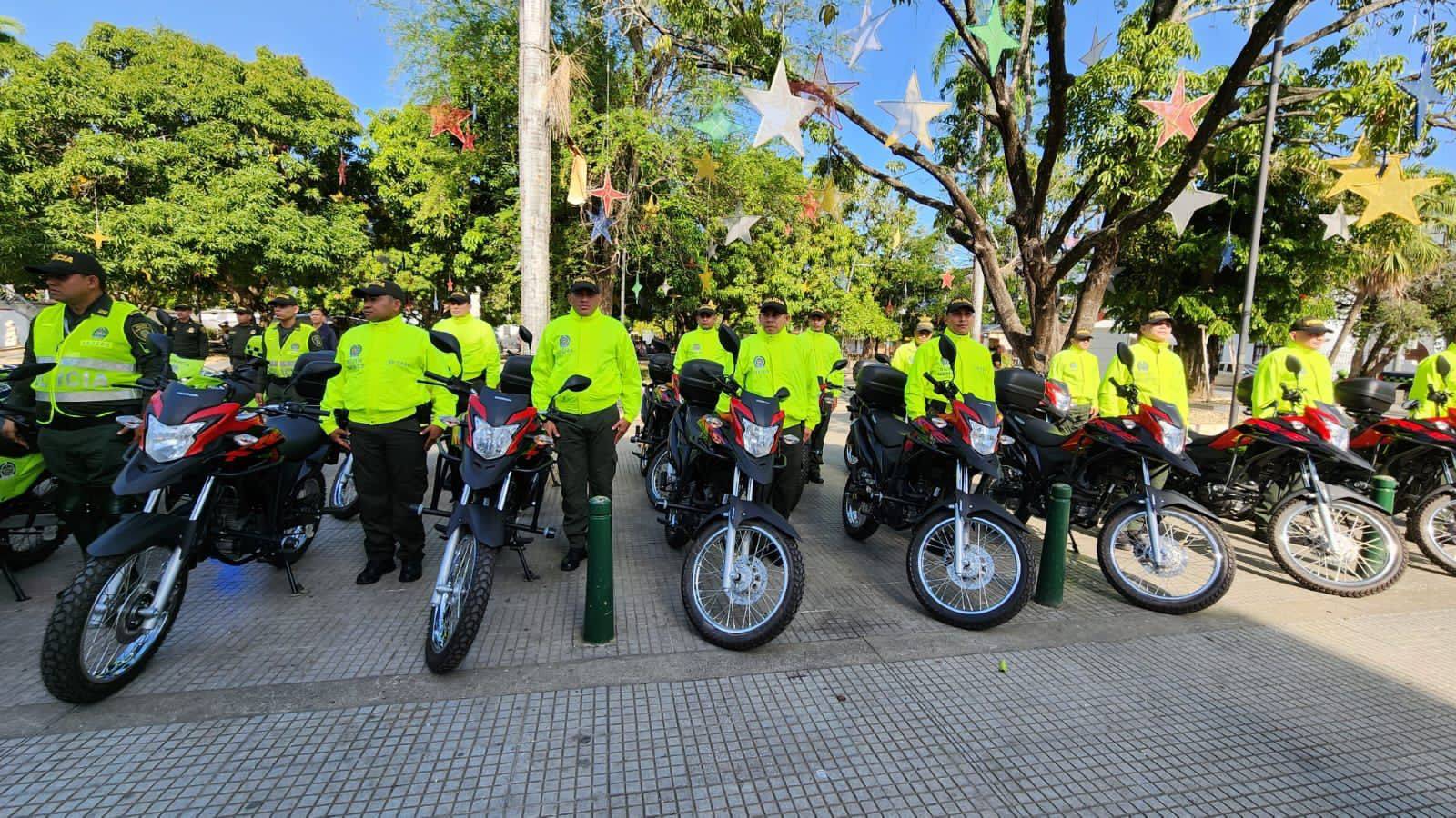 Photo of Entregan más de 40 motocicletas para labores de inteligencia policial en Córdoba
