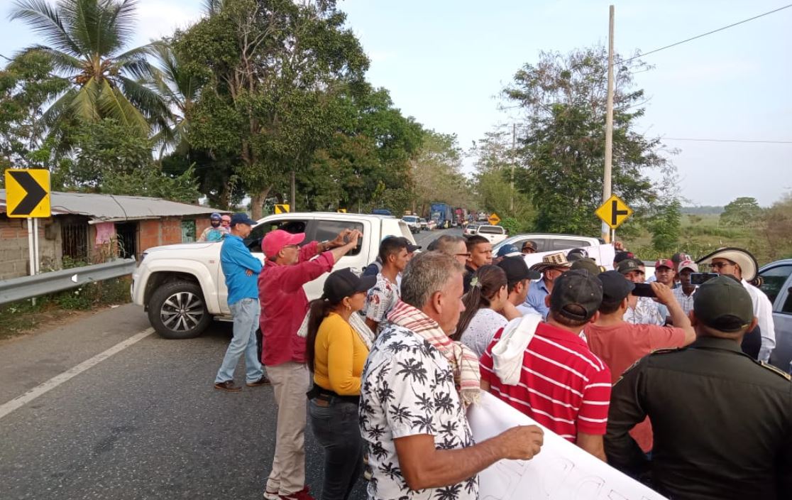 Photo of Damnificados por Cara e’ Gato bloquearon la Troncal de Occidente en el puente San Jorge
