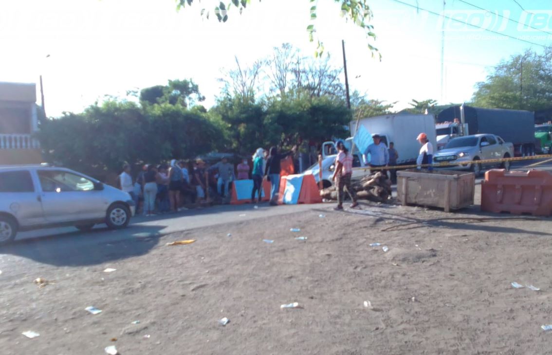 Photo of Bloqueo en El Viajano por mal estado de la vía Planeta Rica – Pueblo Nuevo – La Ye, pica y se extiende