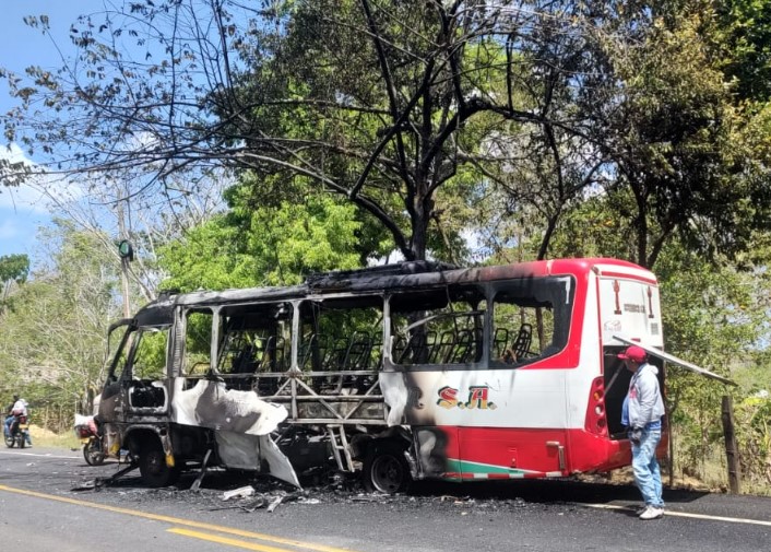 Photo of Buseta se incendió tras choque de dos motocicletas en la vía Planeta Rica – Montería