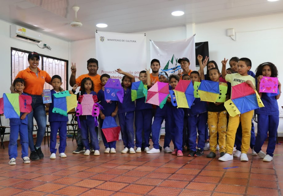 Photo of Niños de Montelíbano aprenden a elaborar sus propios barriletes