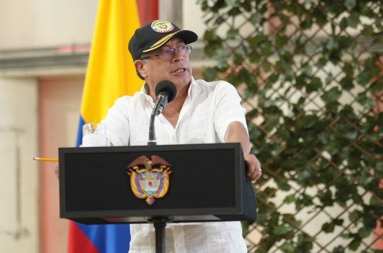 Photo of Petro propuso que la fibra óptica sea instalada por las Juntas de Acción Comunal