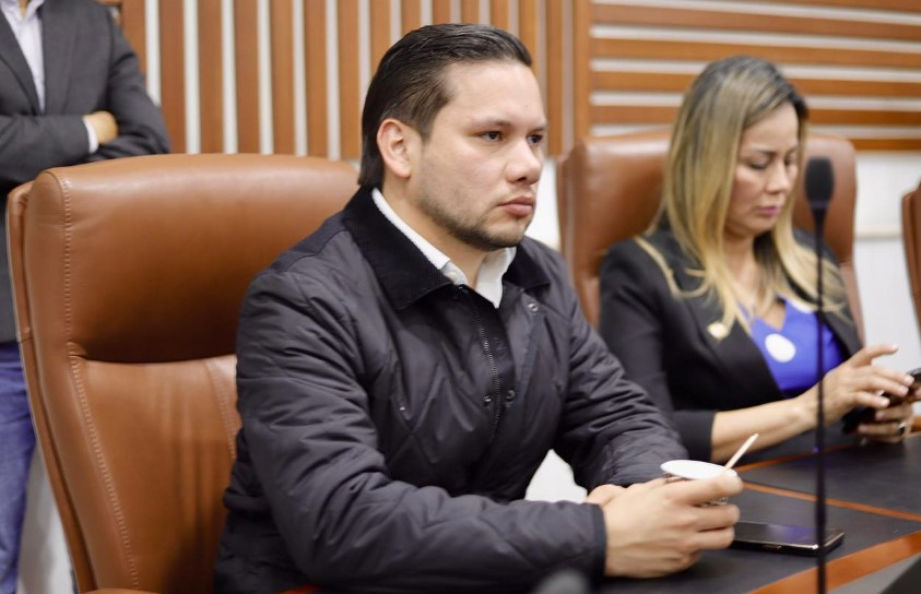 Photo of Intentan incendiar la casa de los padres del Representante Andrés Calle en Montelíbano