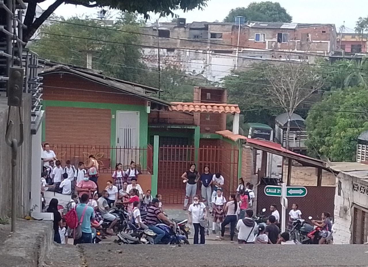 Photo of Estudiantes de Planeta Rica pierden día de clases porque Alcaldía no paga el arriendo de la sede escolar
