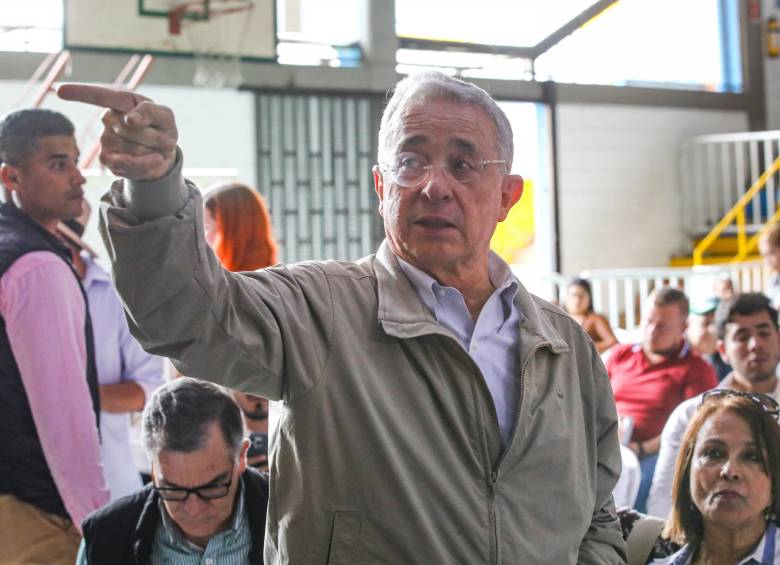 Photo of Uribe presenta borrador para consulta popular sobre salud, empleo y pensiones