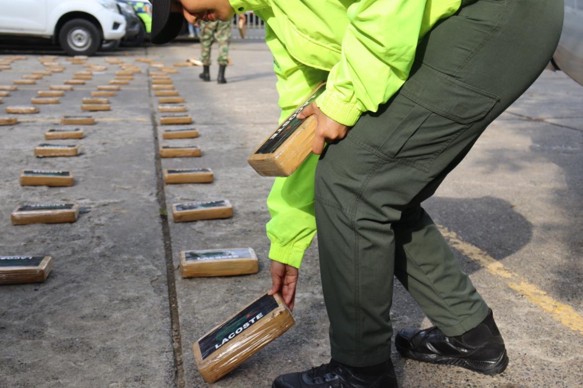 Photo of Hallan narcobodega con más de 300 kilos de cocaína en Montería