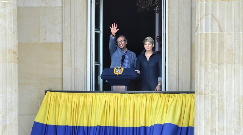 Photo of En nuevo balconazo, Petro dice que, sin reformas, habrá revolución