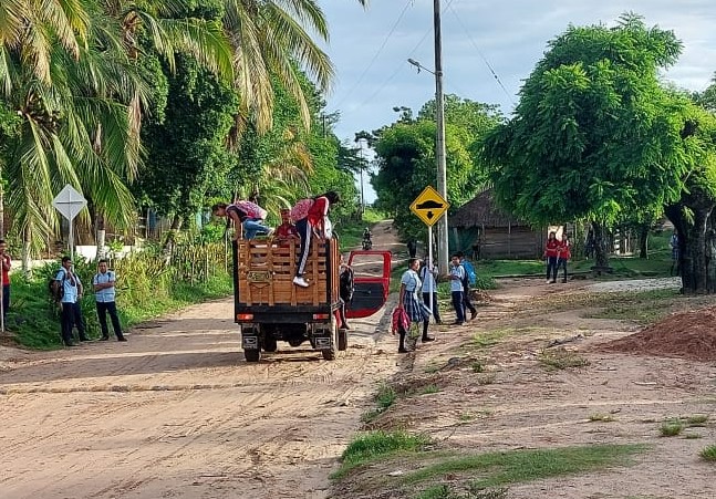 Photo of Sin transporte escolar, arriesgando sus vidas para poder llegar al colegio están estudiantes de Planeta Rica