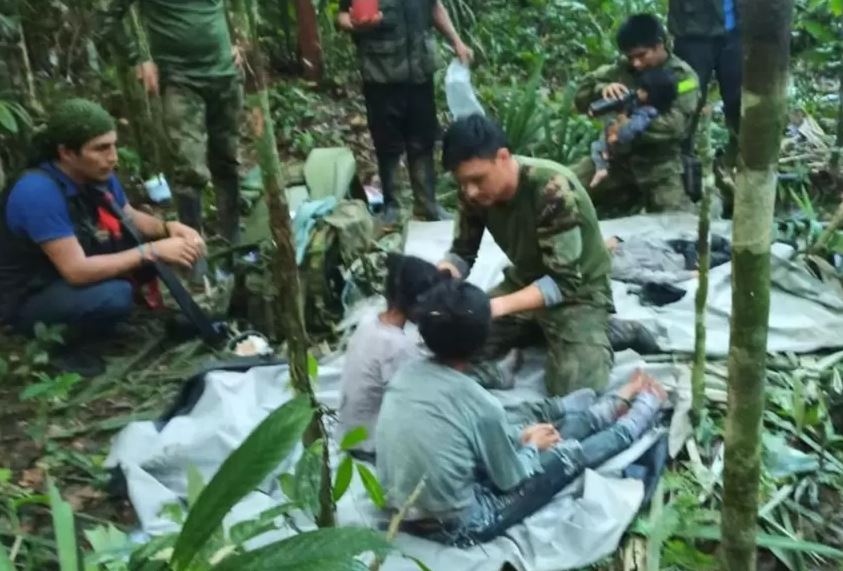 Photo of Niños encontrados en la selva se escondían cuando escuchaban helicópteros, dice el abuelo