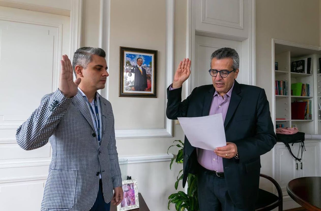 Photo of Otra maleta con plata enreda a exfuncionario del Gobierno Petro