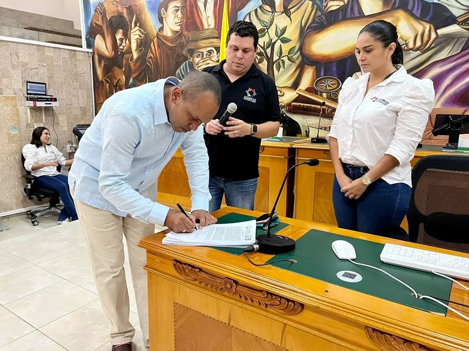 Photo of Yeermenson Velásquez se posesionó como diputado de Córdoba