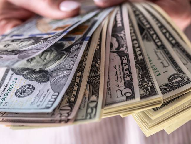 Photo of Dólar se cotiza por menos de los 4.000 pesos en Colombia