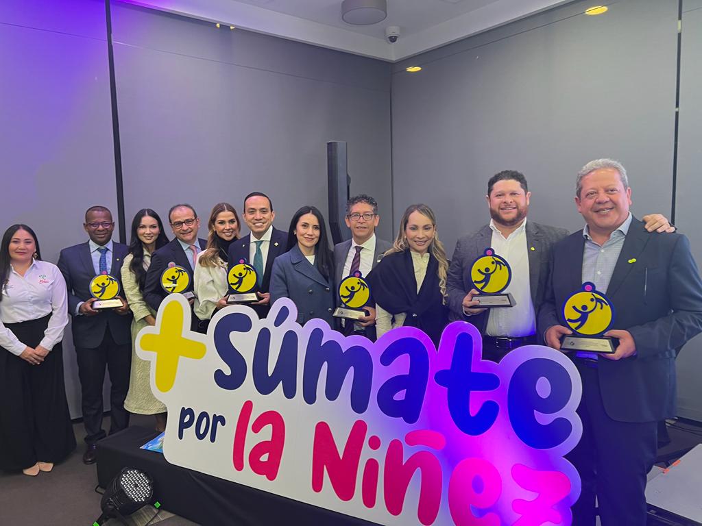 Photo of Gobernador de Córdoba, Orlando Benítez, fue premiado por su trabajo con la infancia