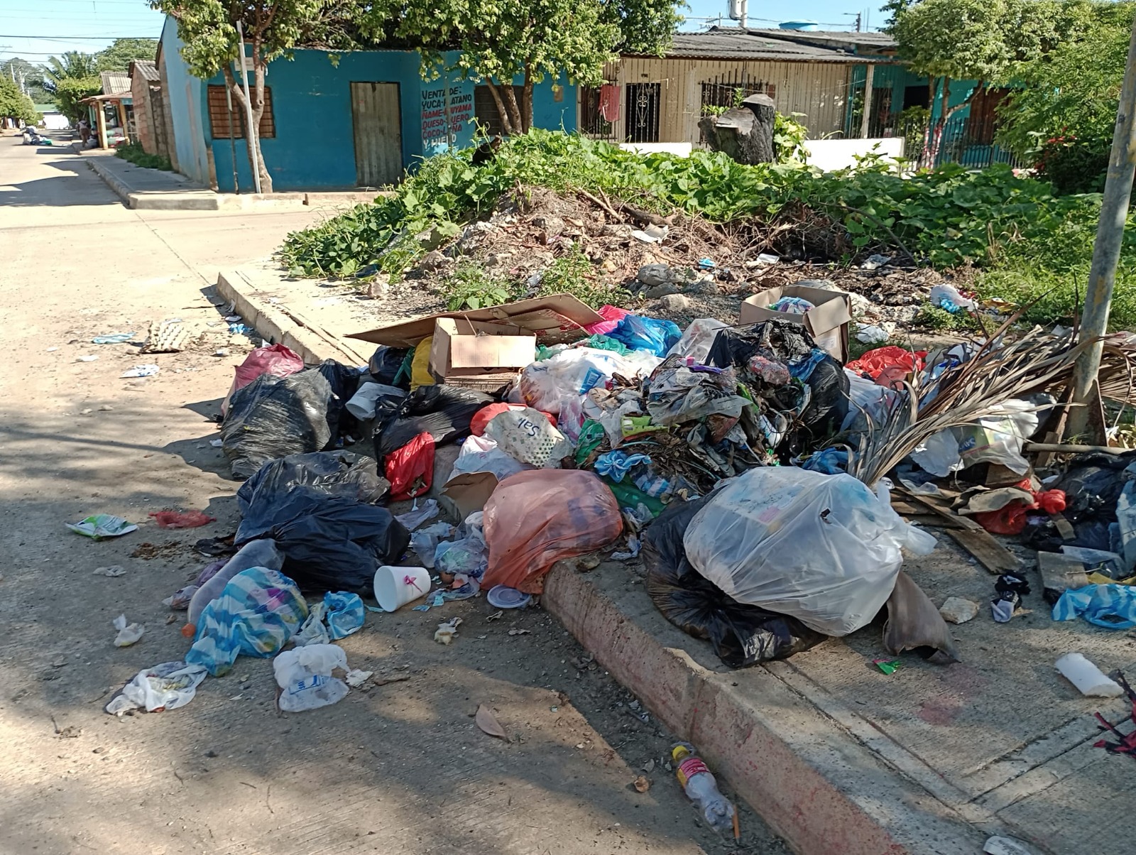 Photo of Parque en un barrio de Montelíbano se convirtió en acopio de basuras