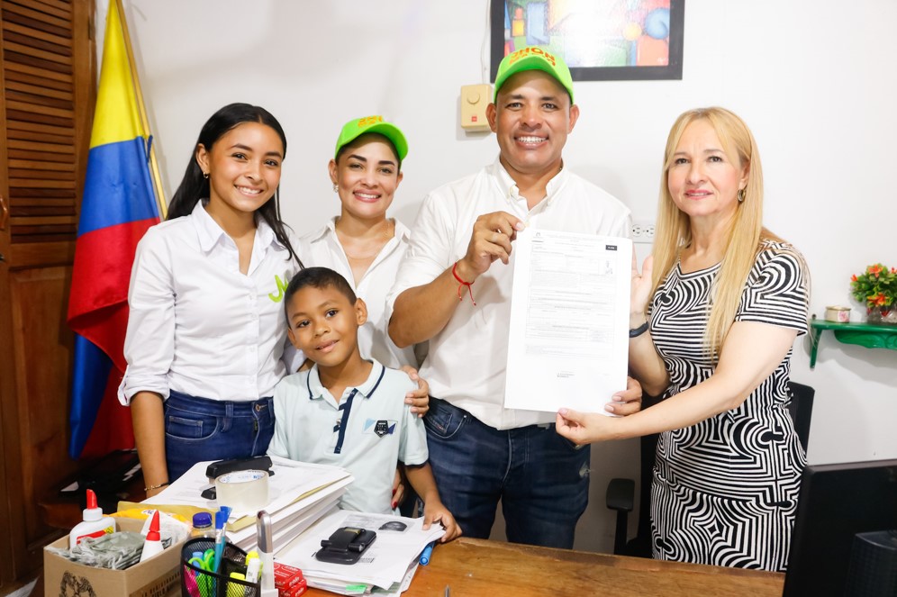 Photo of Jhon Mario Berrío madrugó para inscribirse como candidato a la Alcaldía de Buenavista