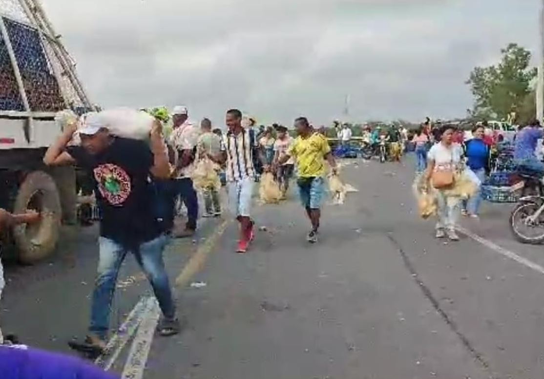Photo of Camión cargado de pollos fue saqueado tras accidentarse en Cereté