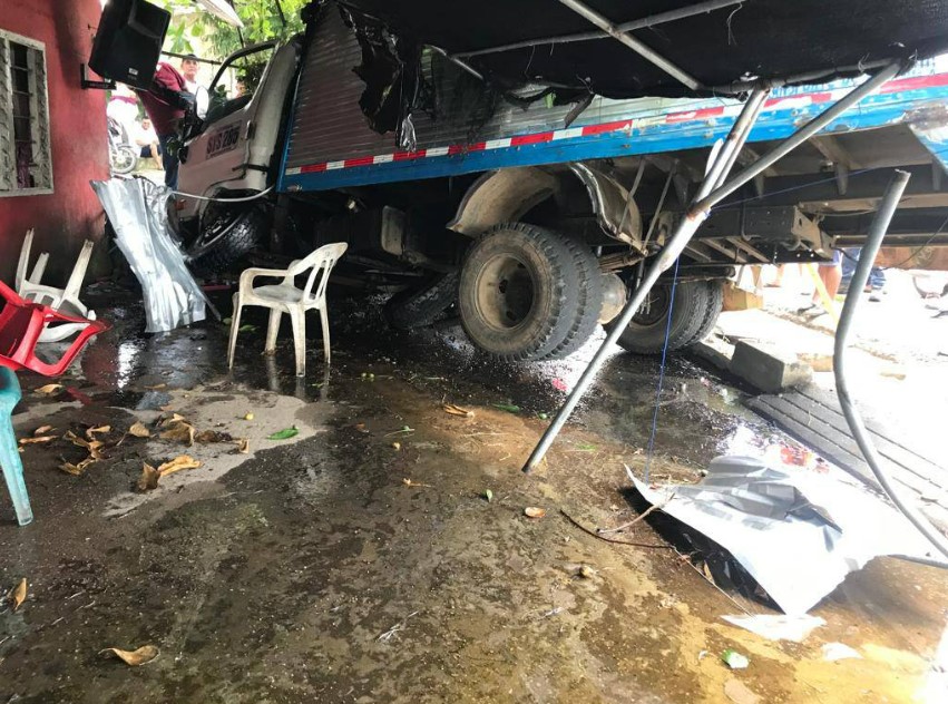 Photo of Un camión se estrelló contra una casa cabaret en Pueblo Nuevo
