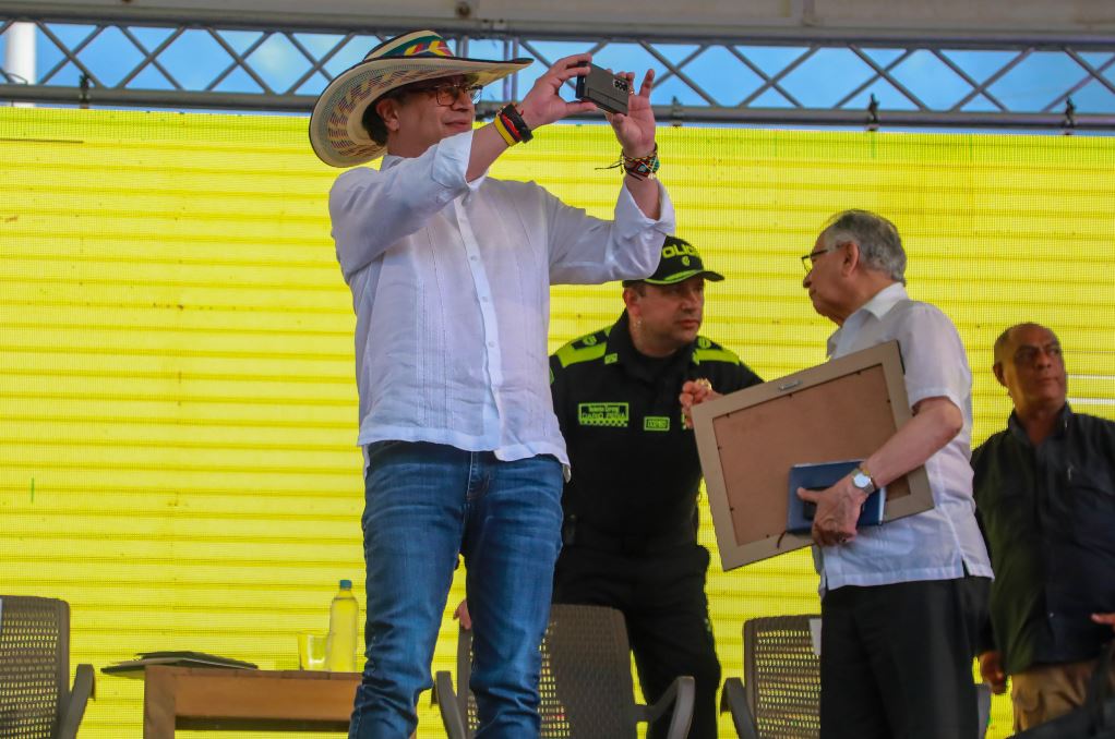 Photo of Petro anuncia “ley de reconciliación nacional” que incluirá a narcos y todos los grupos armados