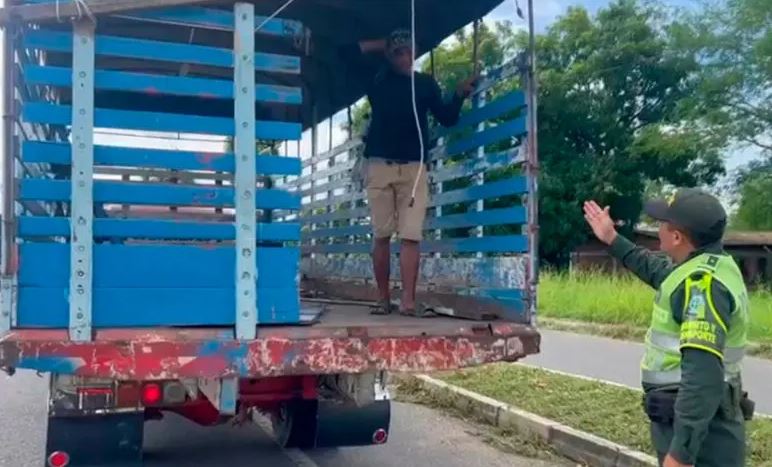 Photo of Tras denuncias de camioneros, Policía adelanta un plan de control a polizones en vías de Córdoba