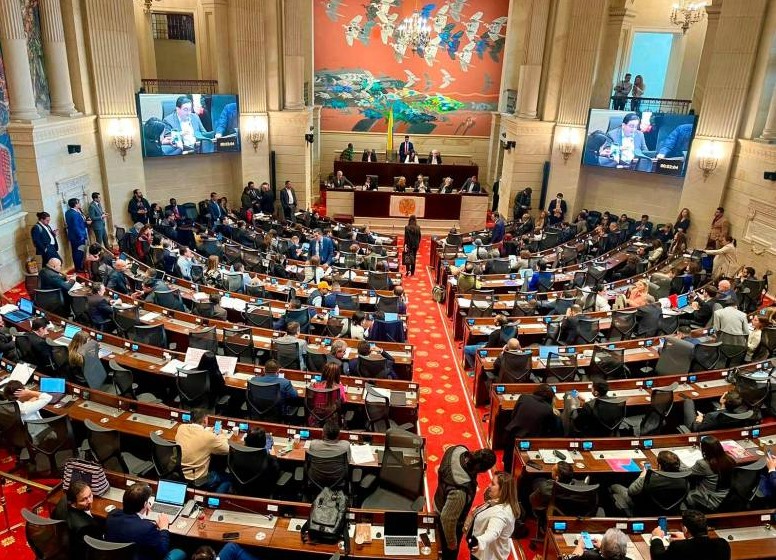 Photo of Senado aprobó en segundo debate la reducción del salario de los congresistas