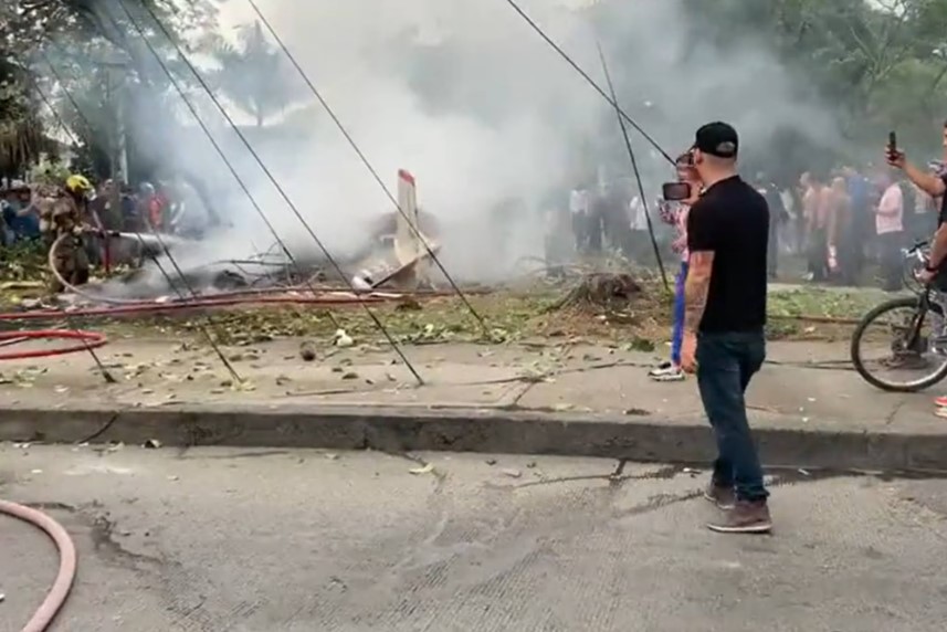Photo of ¡Impactante!: Avioneta de la Fuerza Aérea cayó en plena calle del centro de Cali