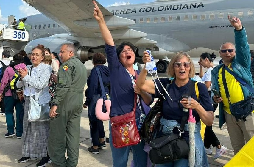 Photo of Despegó avión de la Fuerza Aeroespacial con 110 colombianos que estaban en Israel