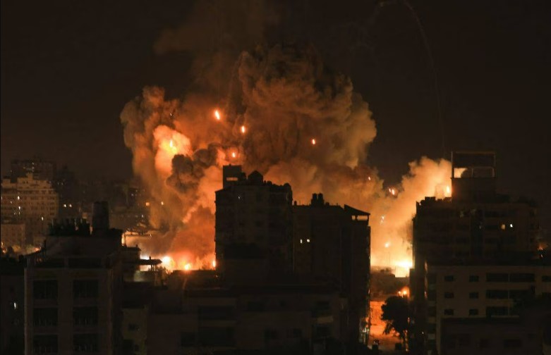 Photo of Israel continúa con los ataques aéreos masivos en Gaza para “devastar” a Hamás