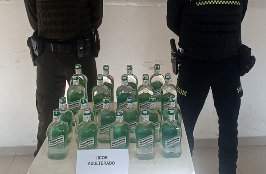 Photo of Tras intoxicación de la cantante de vallenato Natalia Curvelo, incautan 20 botellas de licor adulteradas en Ayapel