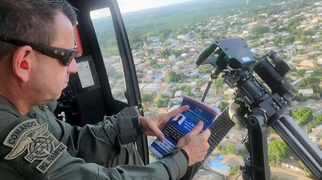 Photo of Con volantes lanzados desde un helicóptero, buscan a los responsables del asesinato de un policía en Planeta Rica
