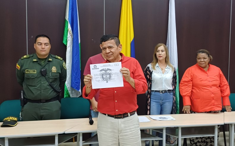 Photo of Gabriel Calle recibió la credencial que lo acredita como alcalde electo de Montelíbano.