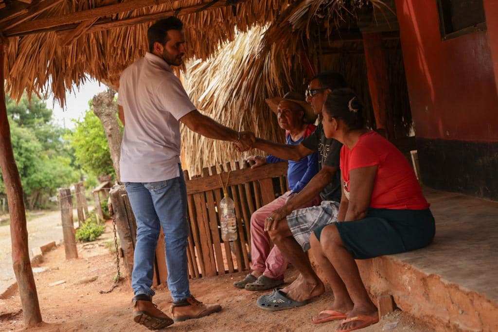 Photo of En zona rural de Montería, Erasmo Zuleta completó récord de tocar cien mil puertas en Córdoba