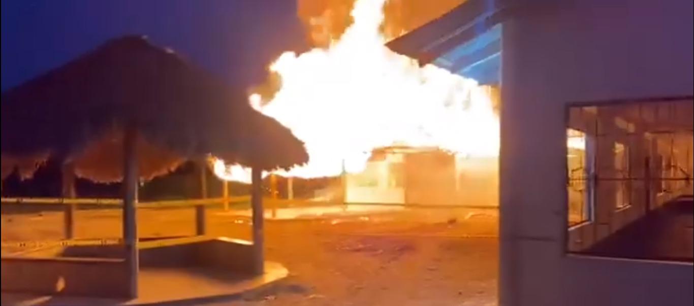 Photo of Por inconformidad con resultados electorales, queman kiosco de colegio en donde se realizan escrutinios en Valencia