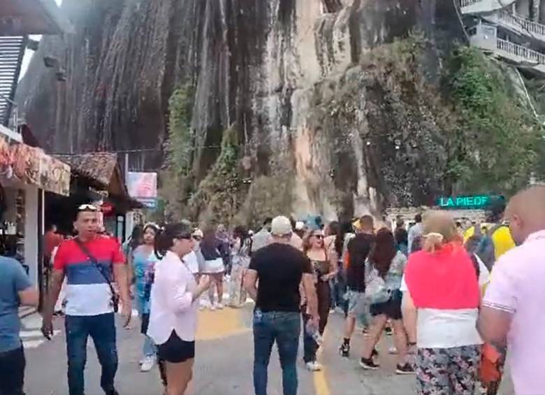 Photo of Quince heridos tras desprendimiento de material de la piedra del Peñol en Guatapé