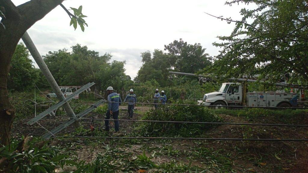 Photo of Con un equipo de 150 personas Afinia sigue reponiendo daños ocasionados por el vendaval