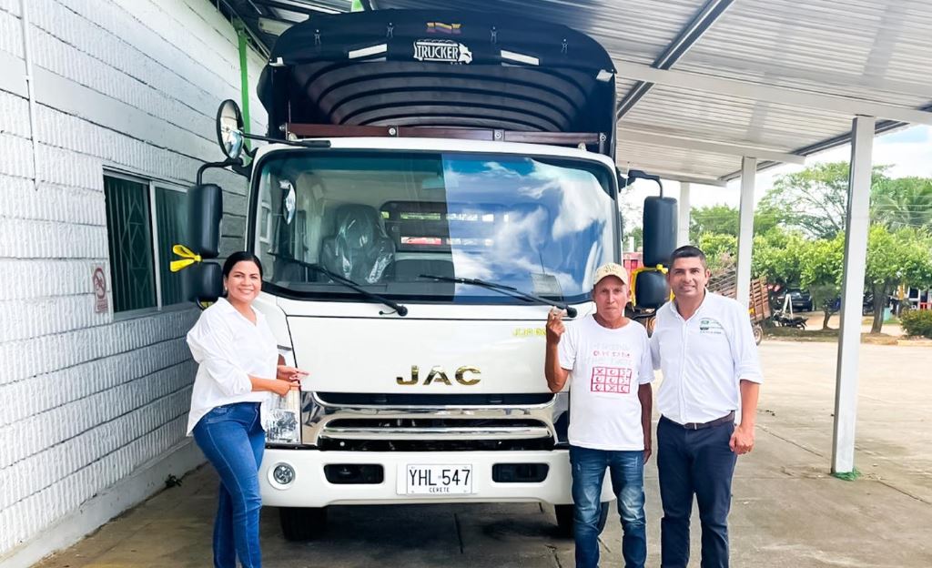 Photo of Entregan camión a víctimas del conflicto en Buenavista