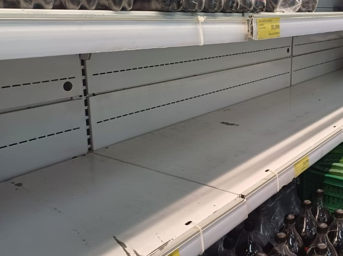 Photo of Escasez de agua embotellada y suero oral en tiendas y farmacias de cadena en Montelíbano