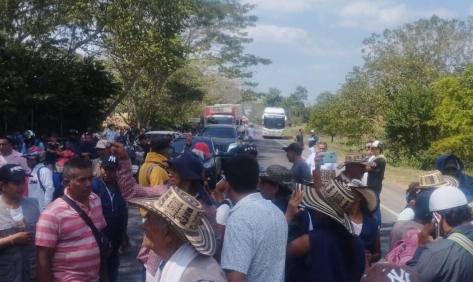 Photo of Bloquean vía la Montería – Planeta Rica para rechazar relleno sanitario