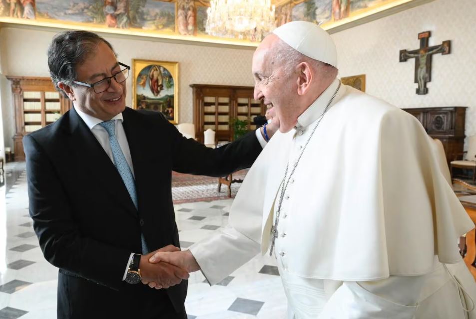 Photo of Petro le propuso al papa Francisco que el Vaticano sea sede de negociaciones con el ELN