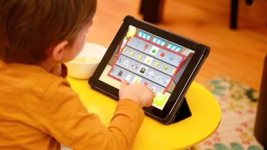 Photo of En el aprendizaje para niños, ¿es preferible que estudien con dispositivos digitales o material físico?