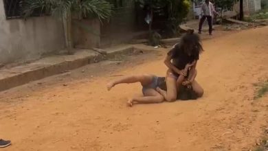 Photo of Estudiantes se enfrentan a golpes afuera de un colegio de Montelíbano